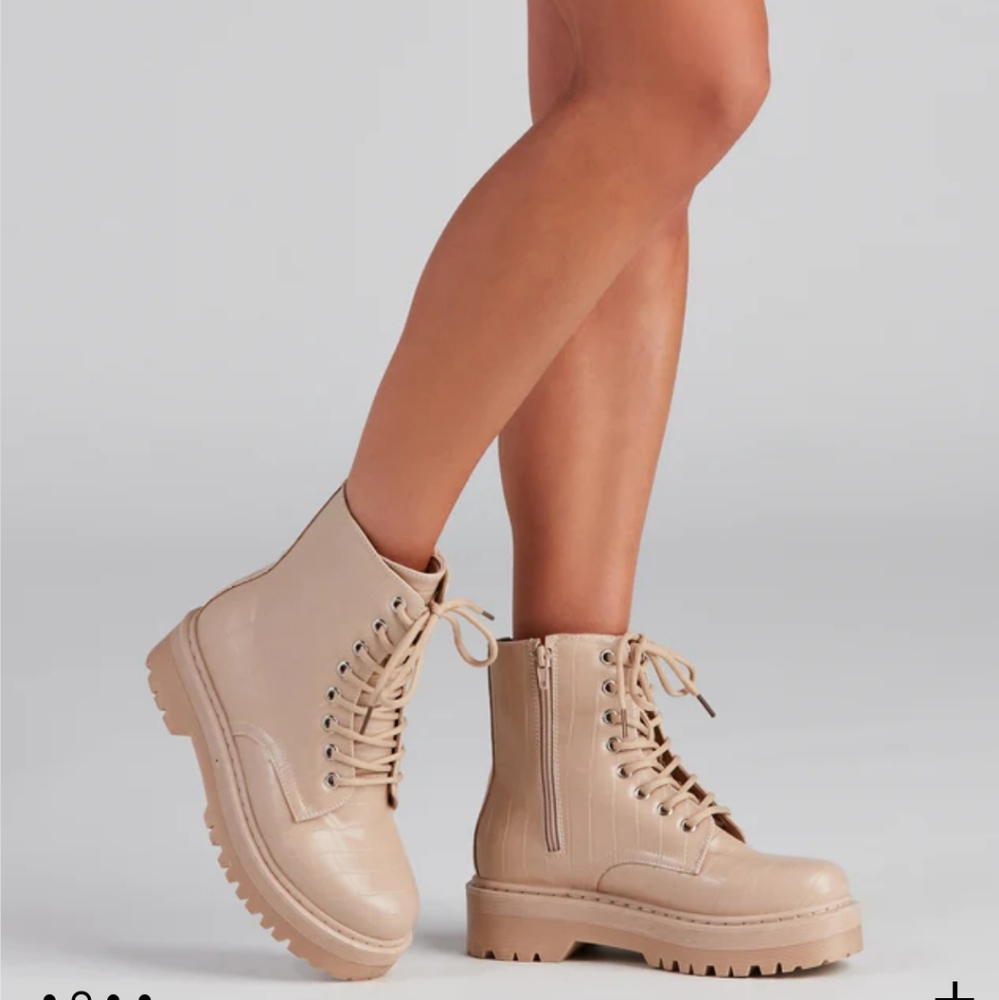 NWT, Croco Style Lug Sole Tan/Cream Boots, Size 8, Faux Leather